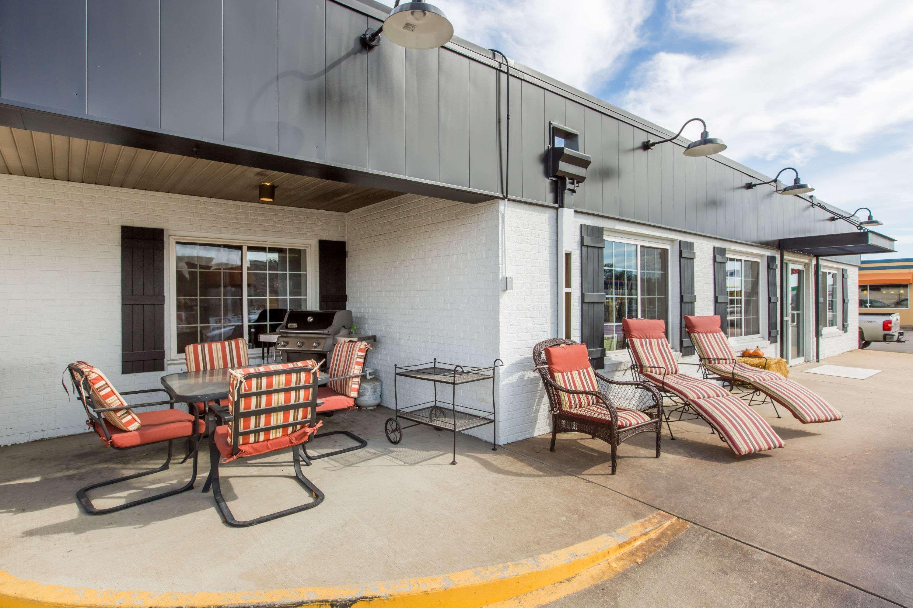 Days Inn by Wyndham Pierre Exterior foto